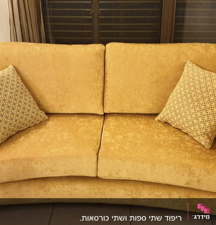 ספה צהובה עם שתי כריות דקורטיביות